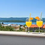 Awesome In With House Sea View شقة *